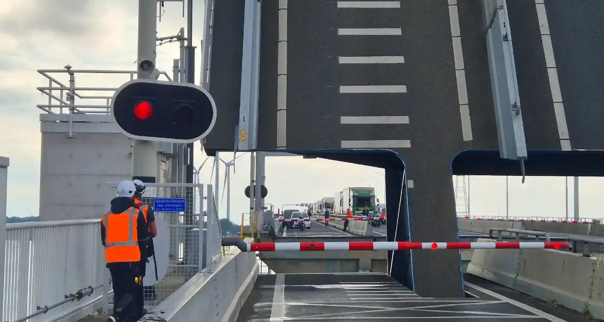 Lange files door storing bij Haringvlietbrug - Foto 5