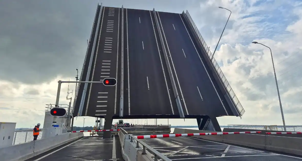 Lange files door storing bij Haringvlietbrug - Foto 6