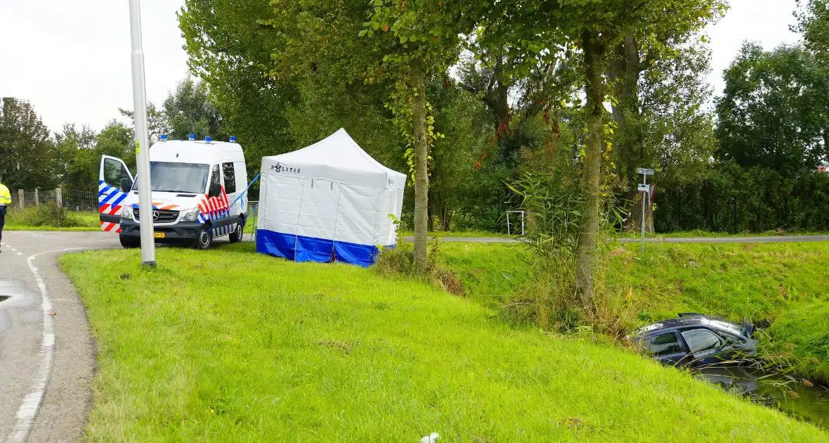 Bestuurder komt om bij auto te water - Foto 1