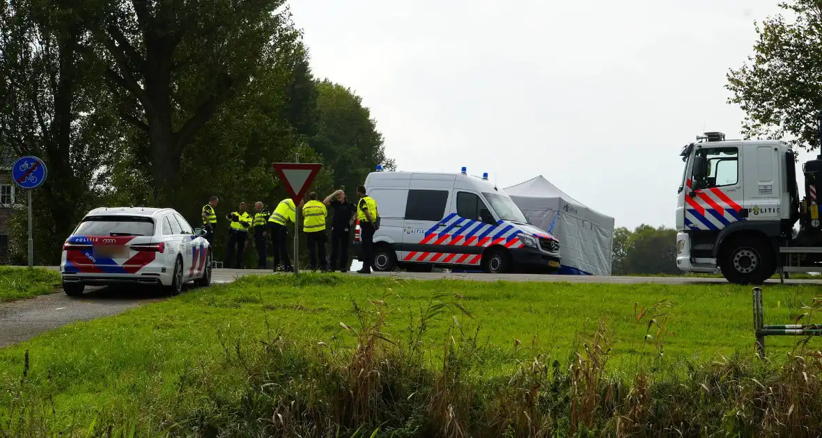 Bestuurder komt om bij auto te water - Foto 11