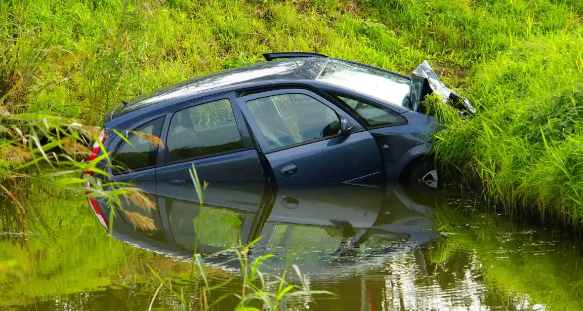 Bestuurder komt om bij auto te water - Foto 8