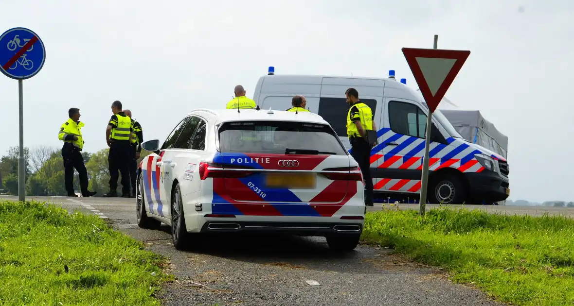 Bestuurder komt om bij auto te water - Foto 9