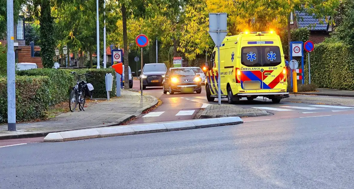 Fietser hard onderuit op rotonde