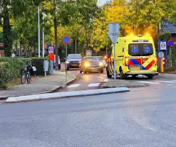 Fietser hard onderuit op rotonde