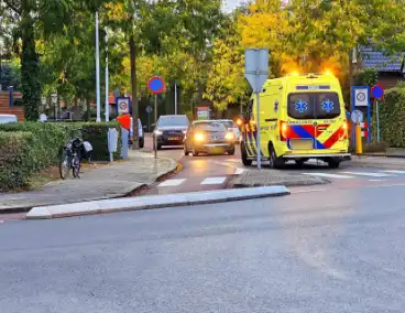 Fietser hard onderuit op rotonde