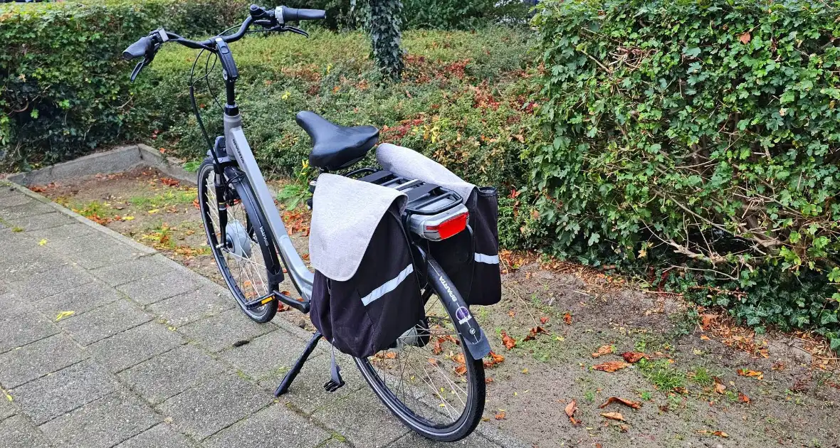 Fietser hard onderuit op rotonde - Foto 1