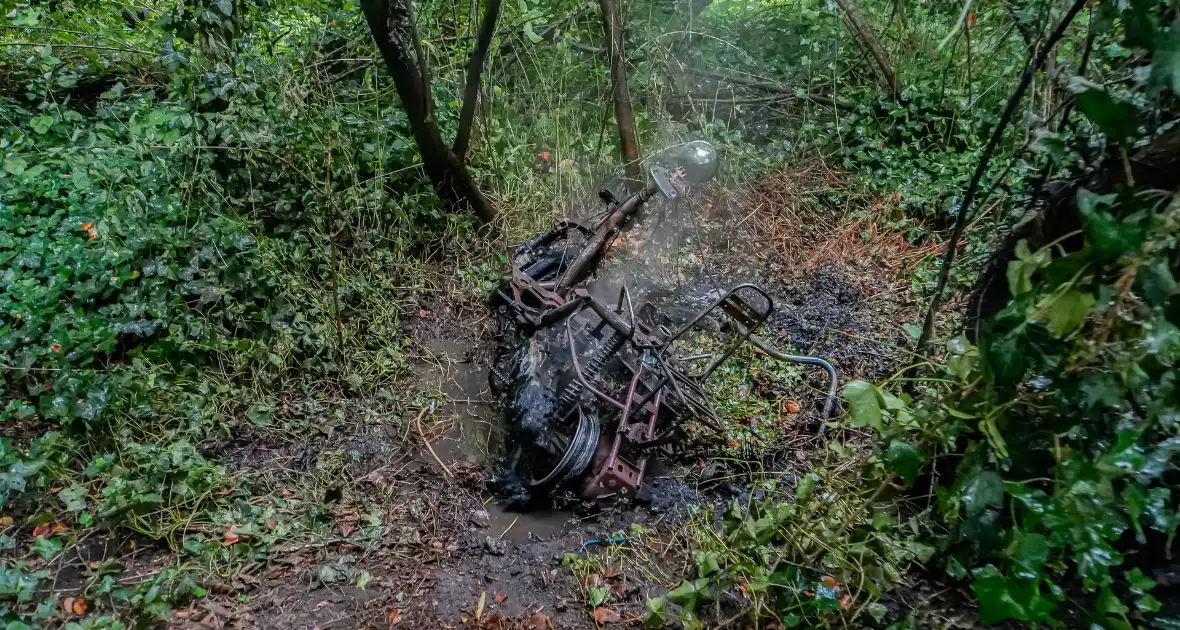 Scooter gedumpt en in brand gestoken bij speeltuinen