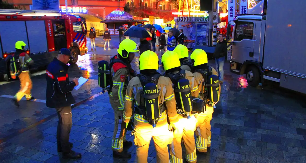 Persoon bevrijdt uit attractie tijdens grote oefening - Foto 10