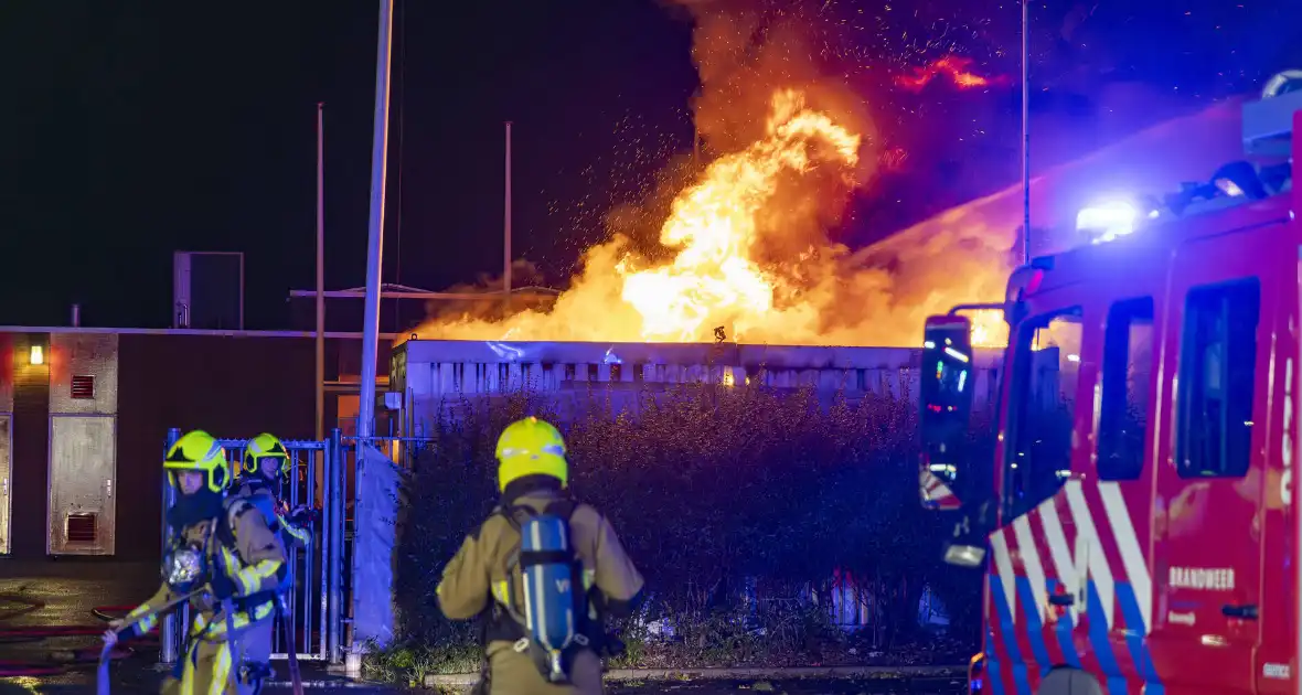 Flinke vlammen bij uitslaande brand - Foto 2