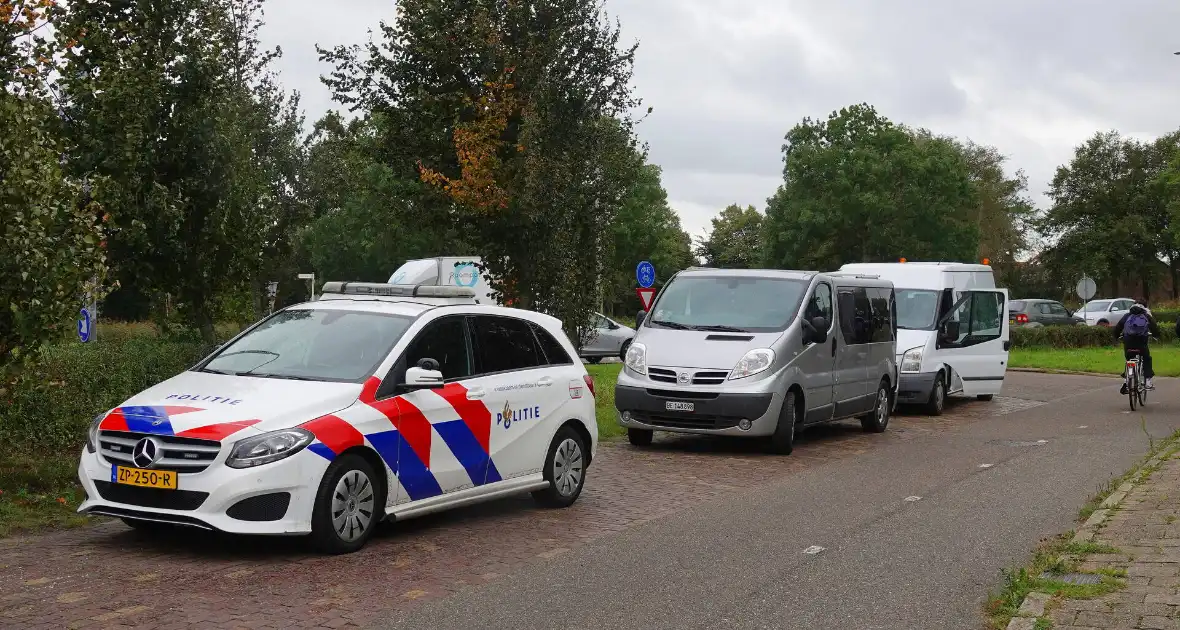 Bus met gehandicapten klapt achterop andere bestelbus