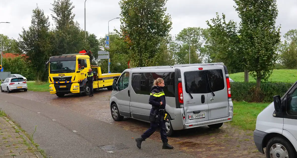 Bus met gehandicapten klapt achterop andere bestelbus - Foto 1