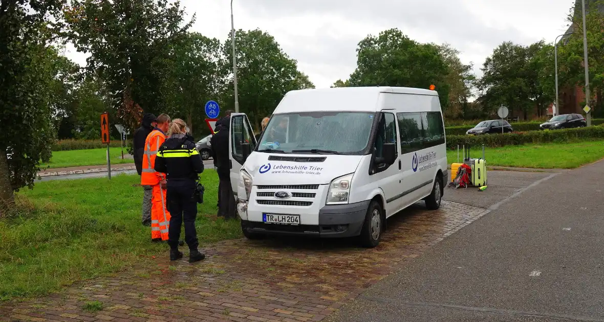 Bus met gehandicapten klapt achterop andere bestelbus - Foto 2