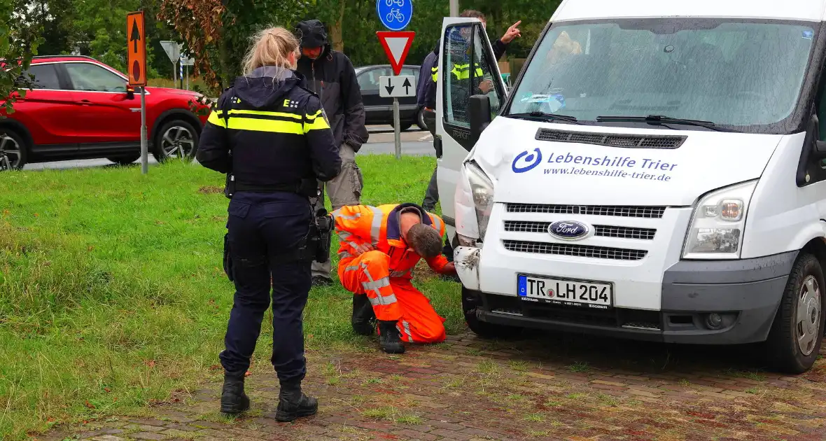 Bus met gehandicapten klapt achterop andere bestelbus - Foto 3