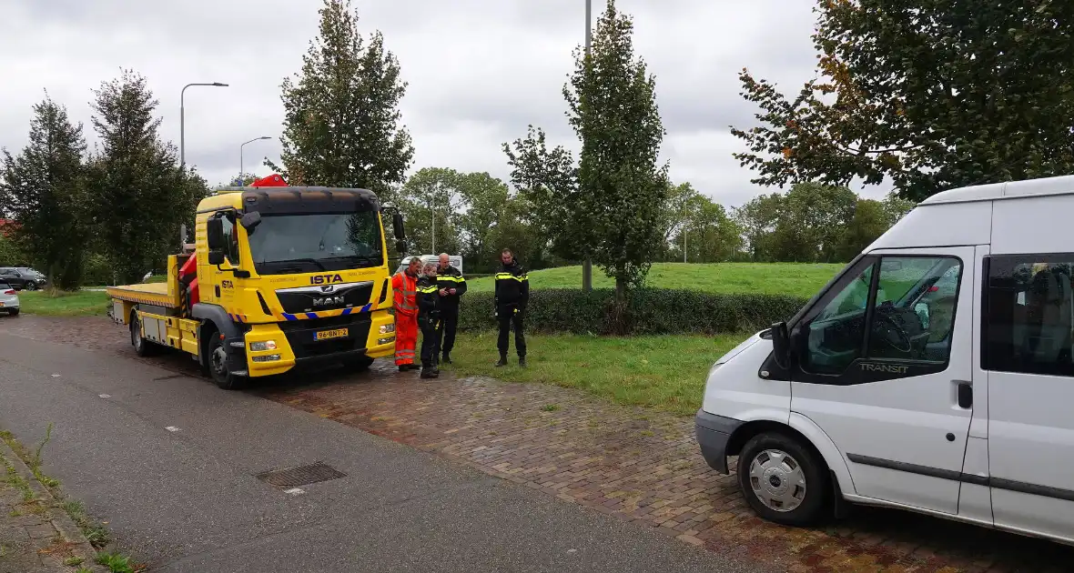 Bus met gehandicapten klapt achterop andere bestelbus - Foto 4