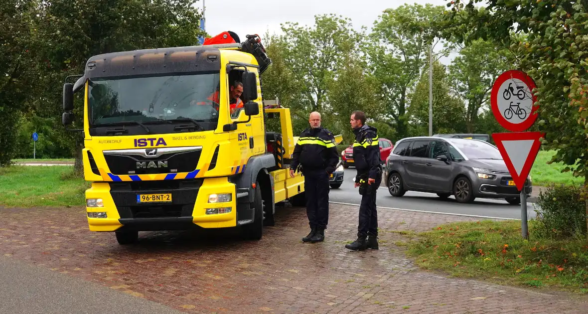 Bus met gehandicapten klapt achterop andere bestelbus - Foto 5