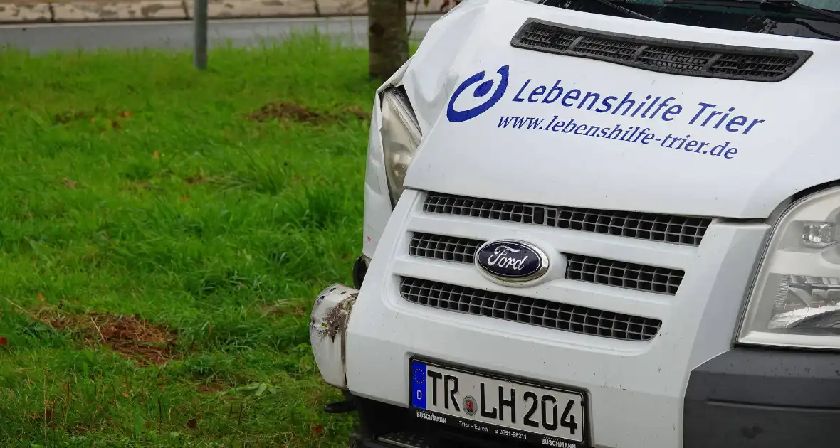 Bus met gehandicapten klapt achterop andere bestelbus - Foto 6