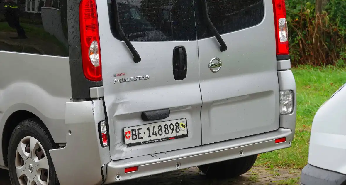 Bus met gehandicapten klapt achterop andere bestelbus - Foto 7