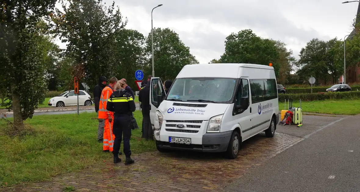 Bus met gehandicapten klapt achterop andere bestelbus - Foto 8