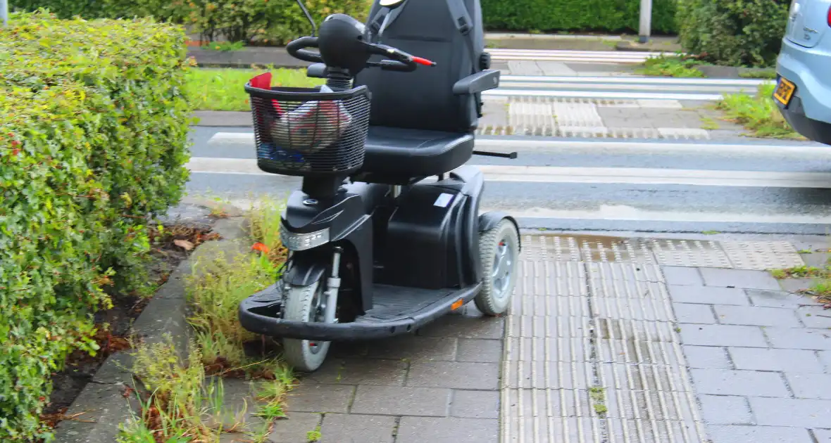 Scootmobiel bestuurder gewond bij ongeval met auto - Foto 4