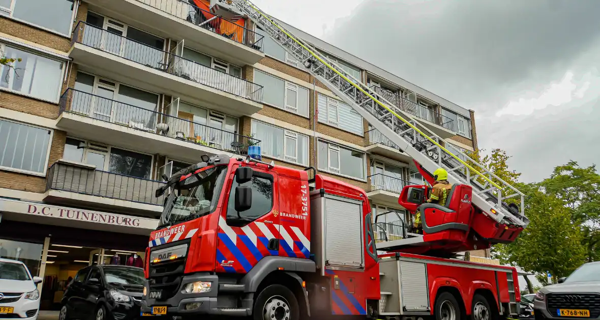 Zonnenscherm dreigt te vallen, brandweer stelt zonnescherm veilig