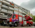 Zonnenscherm dreigt te vallen, brandweer stelt zonnescherm veilig