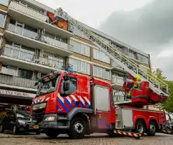 Zonnenscherm dreigt te vallen, brandweer stelt zonnescherm veilig