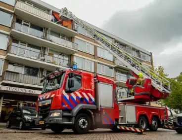 Zonnenscherm dreigt te vallen, brandweer stelt zonnescherm veilig