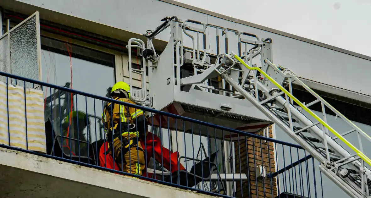 Zonnenscherm dreigt te vallen, brandweer stelt zonnescherm veilig - Foto 1