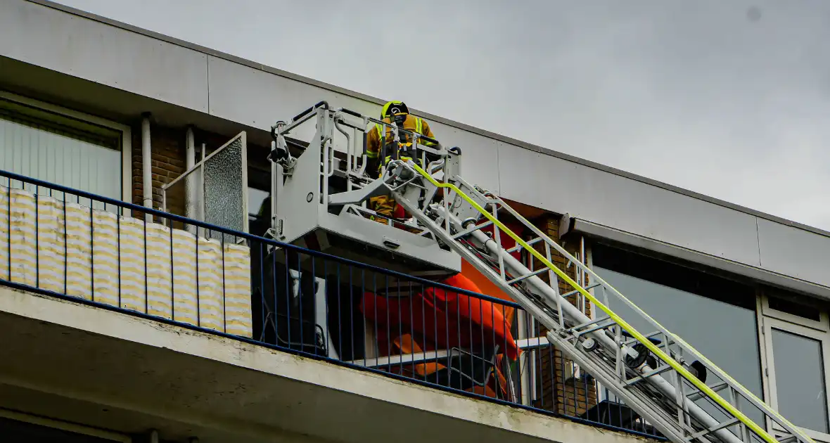 Zonnenscherm dreigt te vallen, brandweer stelt zonnescherm veilig - Foto 2