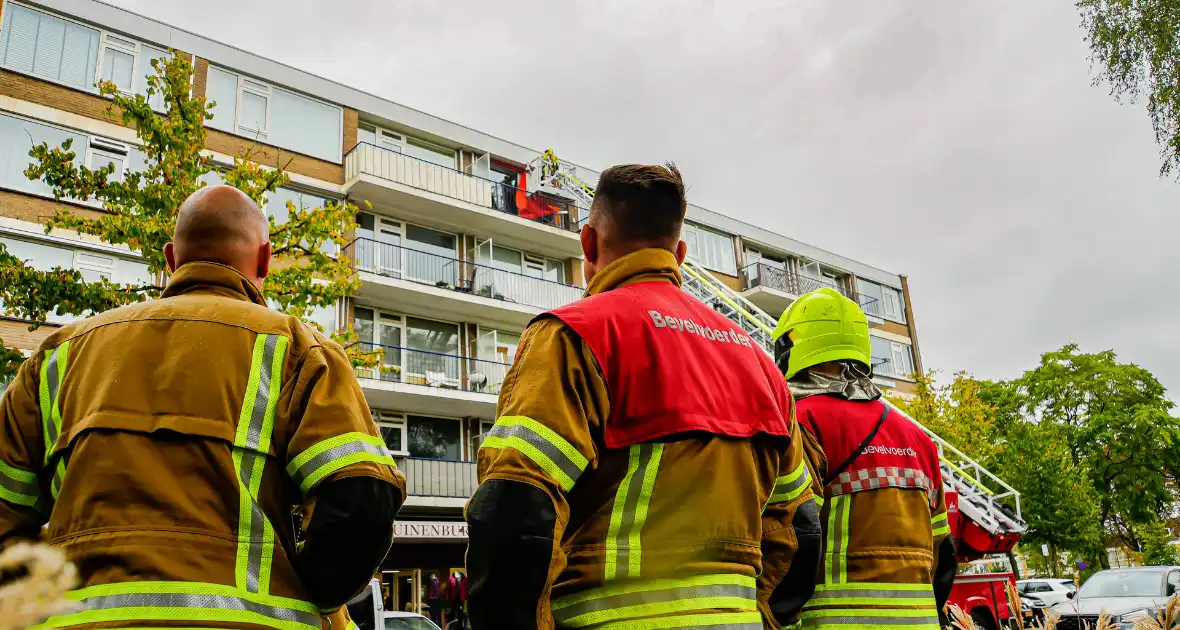 Zonnenscherm dreigt te vallen, brandweer stelt zonnescherm veilig - Foto 3