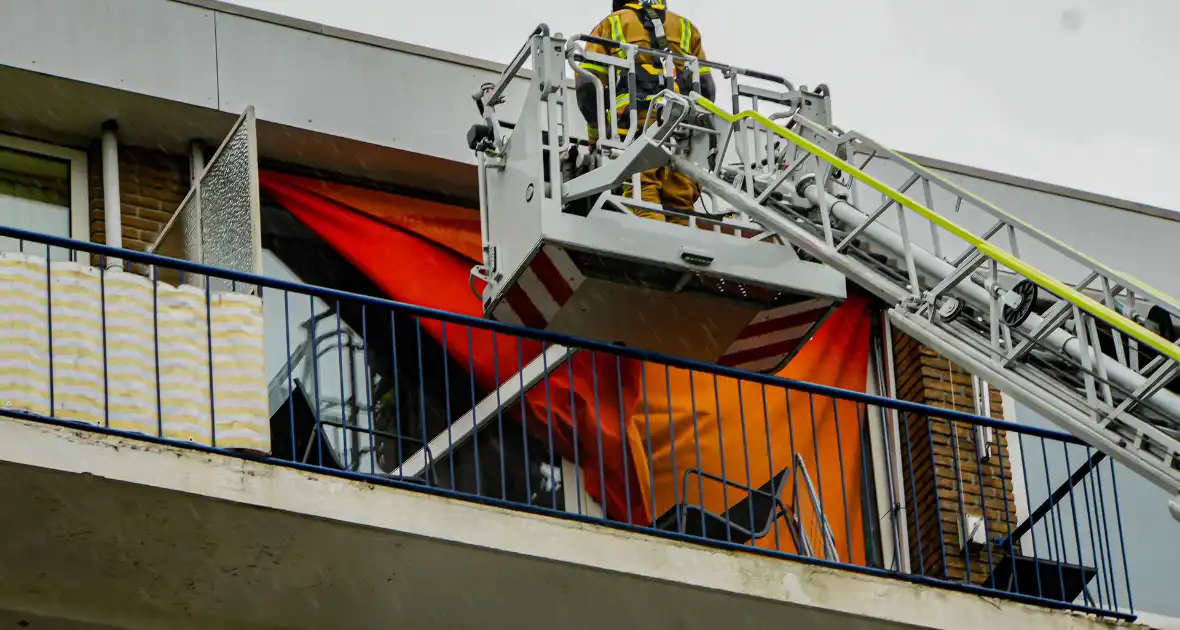 Zonnenscherm dreigt te vallen, brandweer stelt zonnescherm veilig - Foto 4