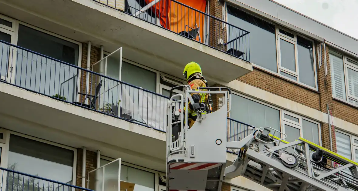 Zonnenscherm dreigt te vallen, brandweer stelt zonnescherm veilig - Foto 5