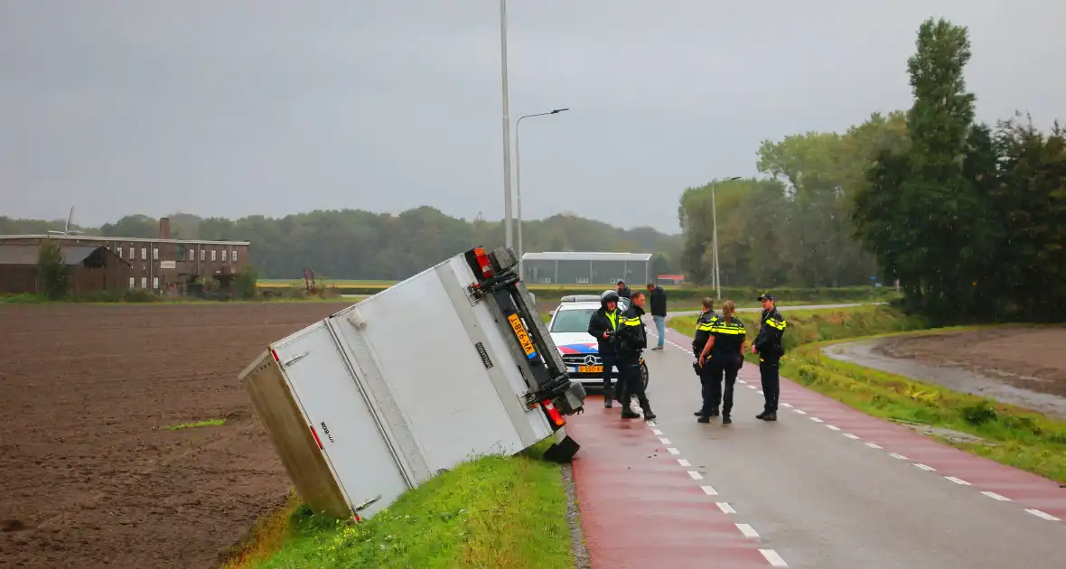 Bakwagen gekanteld weg afgesloten