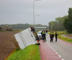 Bakwagen gekanteld weg afgesloten