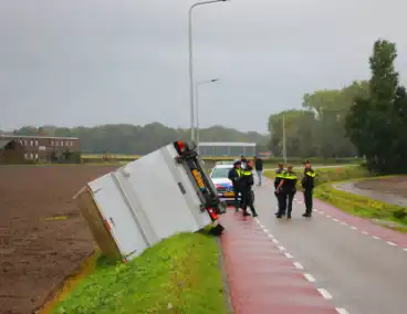 Bakwagen gekanteld weg afgesloten