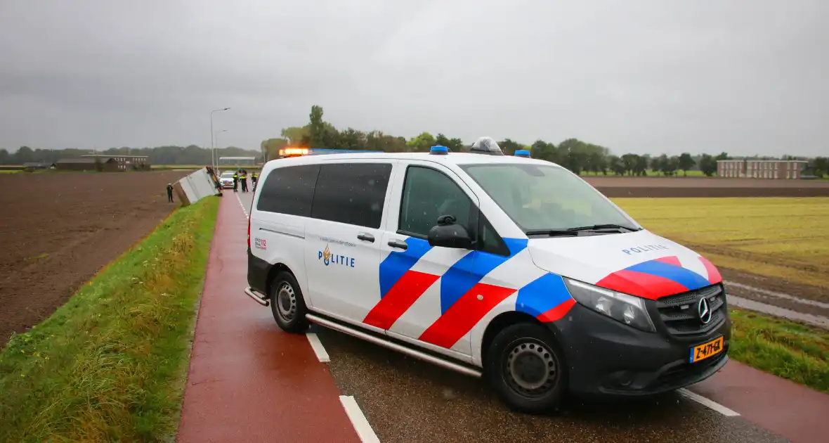 Bakwagen gekanteld weg afgesloten - Foto 1