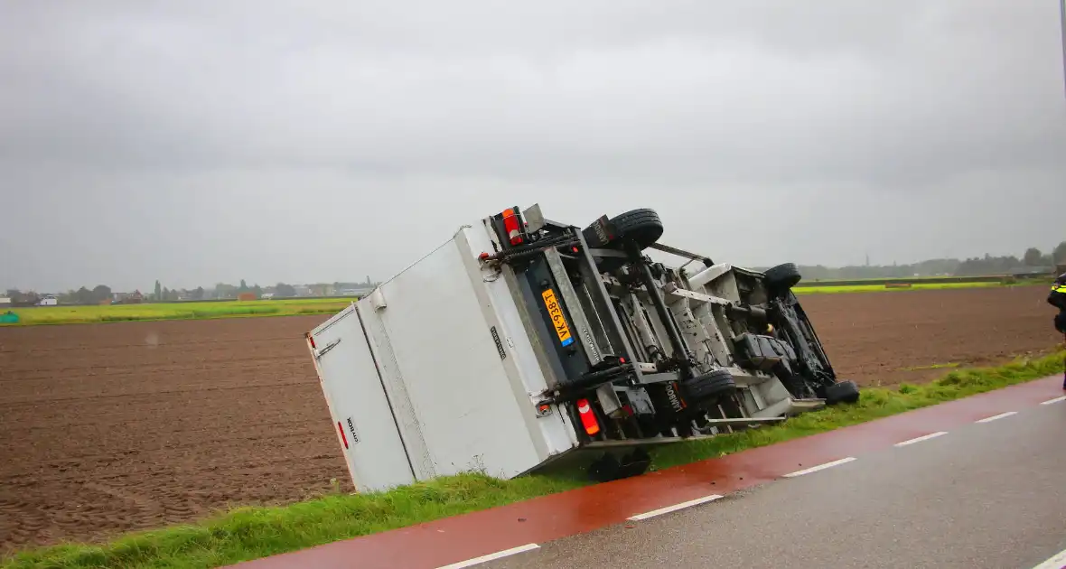 Bakwagen gekanteld weg afgesloten - Foto 2