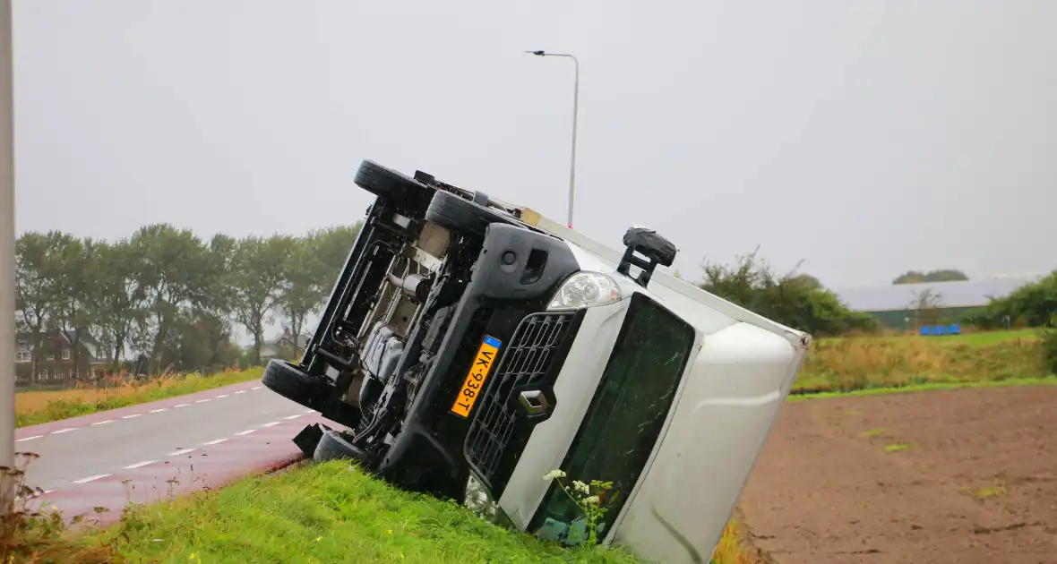 Bakwagen gekanteld weg afgesloten - Foto 3