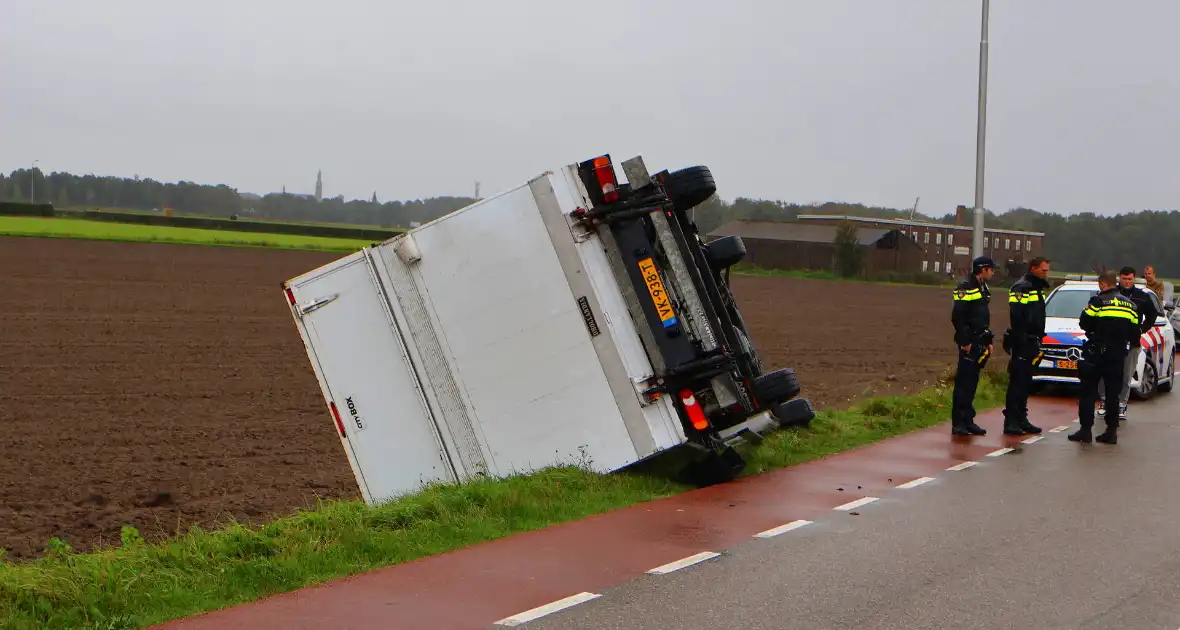 Bakwagen gekanteld weg afgesloten - Foto 5