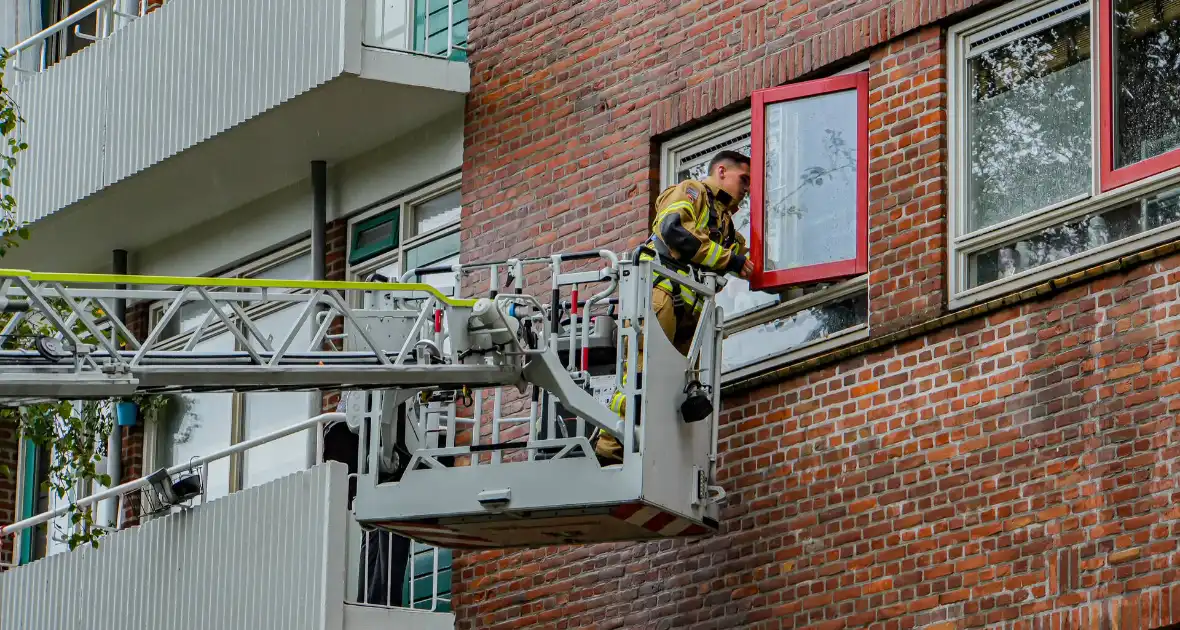 Bewoner vast op balkon, brandweer doet open