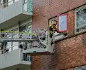 Bewoner vast op balkon, brandweer doet open