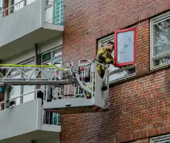 Bewoner vast op balkon, brandweer doet open