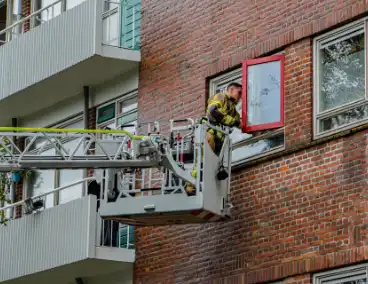 Bewoner vast op balkon, brandweer doet open