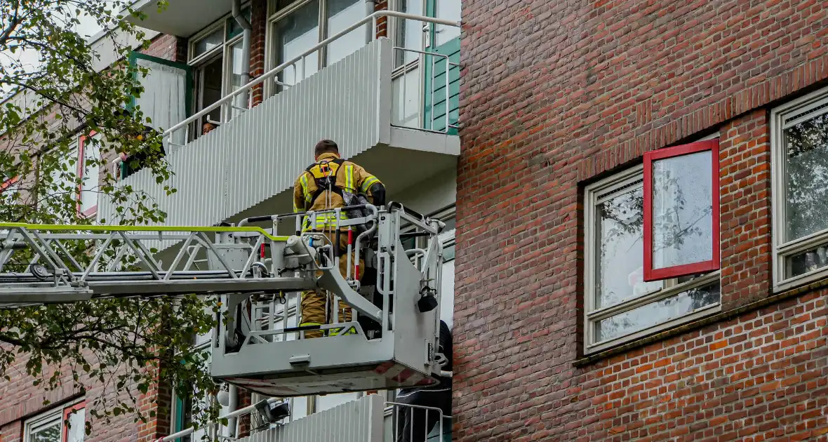 Bewoner vast op balkon, brandweer doet open - Foto 1