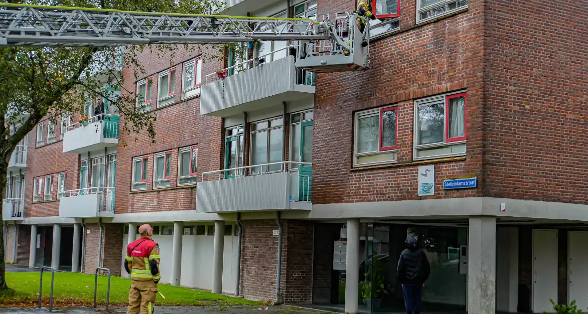 Bewoner vast op balkon, brandweer doet open - Foto 2