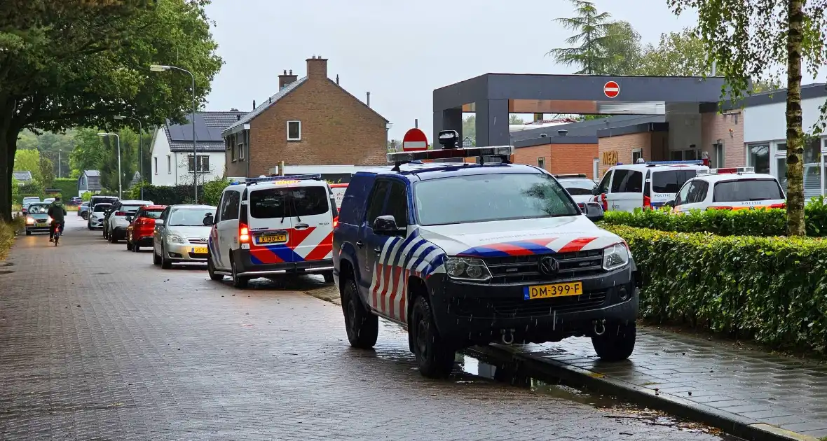 Politie massaal op zoek naar vermiste jongen - Foto 3