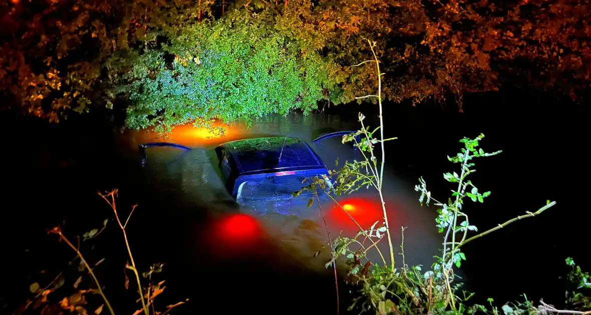 Zoekactie nadat auto in sloot belandt