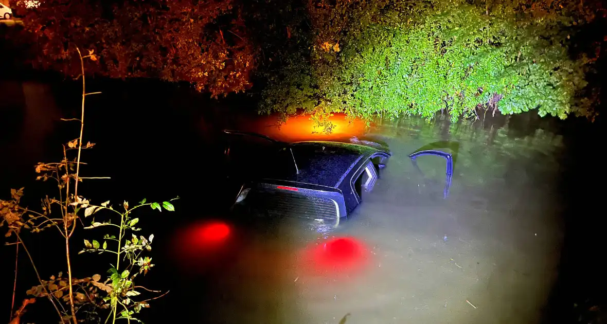 Zoekactie nadat auto in sloot belandt - Foto 2