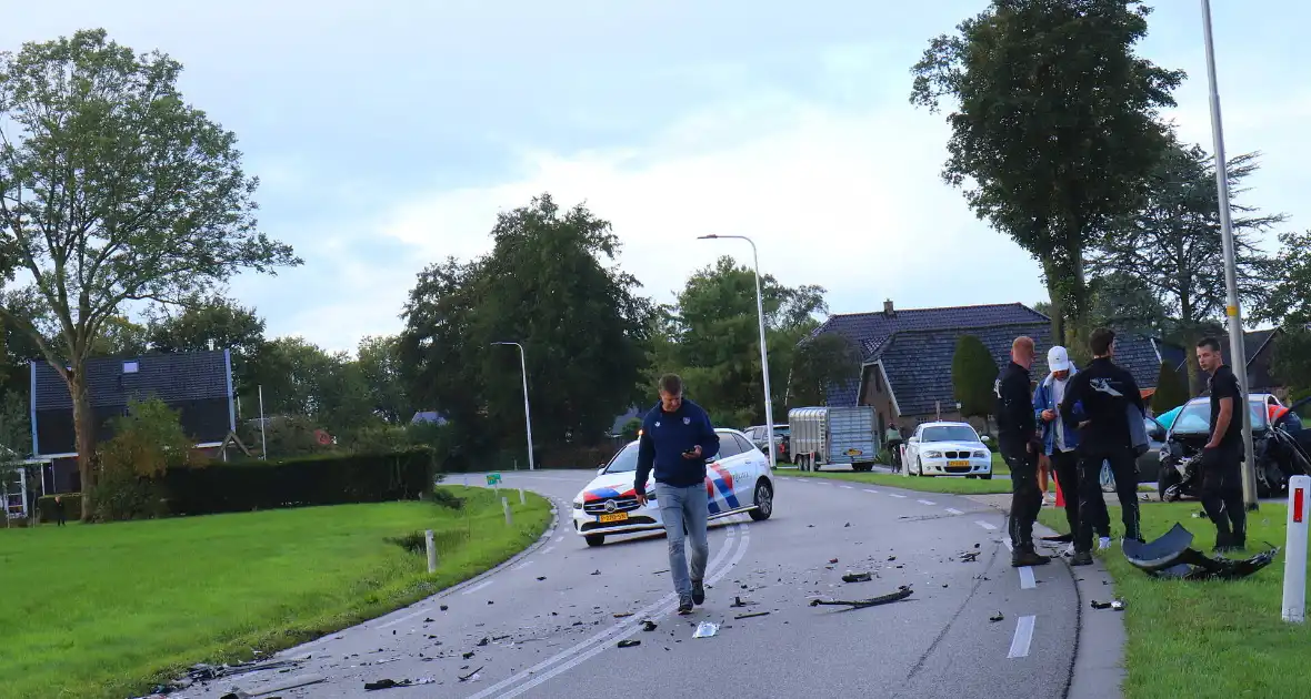 Ravage na botsing tussen drie auto's - Foto 4