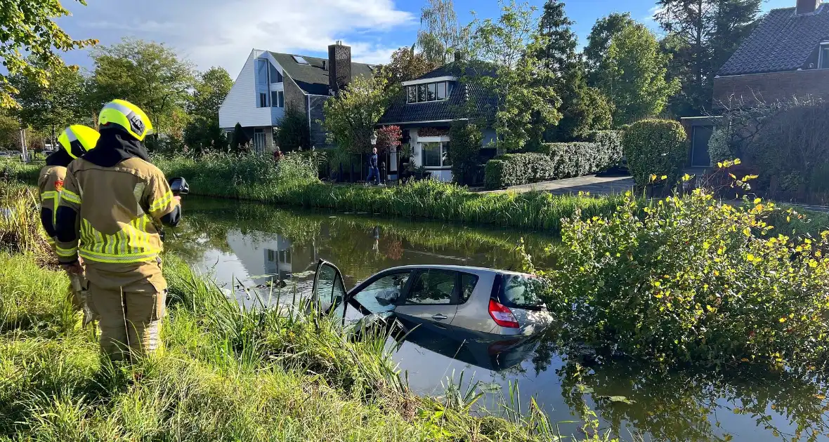 Bestuurster ramt boom en belandt in sloot